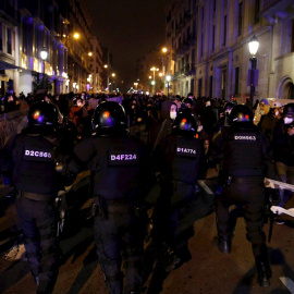 Despliegue de los Mossos durante una de las protestas por la libertad de Pablo Hasél en Barcelona.