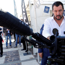 El viceprimer ministro italiano, titular de Interior, y líder del Movimiento 5 Estrellas, Matteo Salvini, con un arma automática en una muestra de material policial, en Roma. REUTERS/Remo Casilli