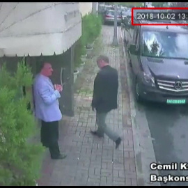 Fotografía del periódico turco 'Sabah' y obtenida de un vídeo de un circuito cerrado de televisión policial que muestra supuestamente al periodista saudí desaparecido Jamal Khashoggi en el exterior del consulado saudí en Estambul (Turquía). EFE/ Sa