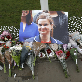 La diputada Jo Cox, en una fotografía en el homenaje en la Plaza del Parlamento, de Londres