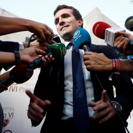 El presidente del PP, Pablo Casado, atiende a los medios de comunicación tras participar en la mesa redonda sobre 'El papel de la Iglesia en una sociedad democrática'. EFE/ SMariscal