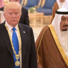 El presidente de EEUU, Donald Trump, junto al rey de Arabia Saudí, Salmán bin Abdelaziz. | EFE