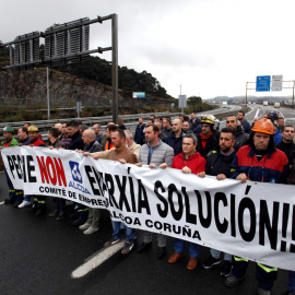 Un grupo de trabajadores de la empresa de Alcoa en A Coruña, durante la concentración convocada  después de la decisión que la dirección de Alcoa ha trasladado a su Comité Europeo, de cerrar sus plantas en Avilés y A Coruña. EFE/Cabalar