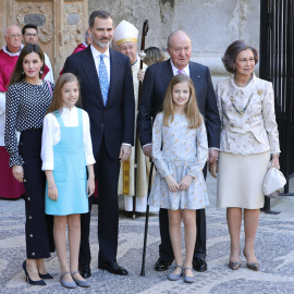 El rey Felipe VI, la reina Letizia, la princesa Leonor y la infanta Sofía con los reyes eméritos Juan Carlos y Sofía, tras la misa de Resurrección en Palma. EFE