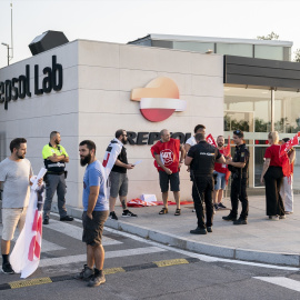 Varias personas con banderas participan en una huelga, en Repsol Lab, a 15 de julio de 2022, en Móstoles, Madrid