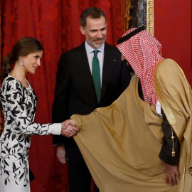 El rey Felipe y la reina Letizia , momentos antes del almuerzo ofrecido en honor del príncipe heredero de Arabia Saudí, Mohamed bin Salmán, hoy en el Palacio Real con motivo de su visita oficial a España. EFE/Emilio Naranjo