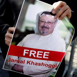 Manifestantes en las afueras del consulado a modo de protesta contra la desaparición del periodista Jamal Khashoggi.EFE