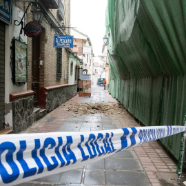 Imagen de una calle con cascotes caídos de los edificios en la localidad granadina de Santa Fé tras la treintena de terremotos que en las últimas horas han hecho temblar la Vega de Granada que han causado daños materiales y alerta a la población.