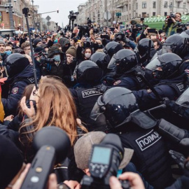 La Policía rusa se enfrenta a manifestantes en las calles de Moscú.