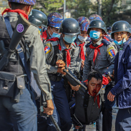 Imagen de la represión policial en las protestas de Myanmar