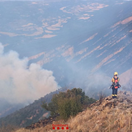 Un bomber observa un foc al Montsec, a Àger.