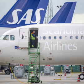 (4/7/22) Un técnico trabaja a bordo de un  SAS Airbus A320neo durante la huelga de pilotos en Kastrup, Dinamarca, a 4 de julio de 2022.