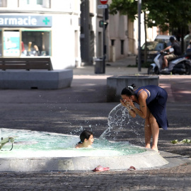 Imagen de archivo de una mujer en una fuente.