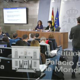 La ministra portavoz del Gobierno, Isabel Celaá, y la ministra de Hacienda, María Jesús Montero, durante la rueda de prensa posterior al Consejo de Ministros. PRESIDENCIA DEL GOBIERNO