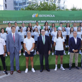 El presidente de Iberdrola, Ignacio Sánchez Galán (c), y el embajador del Reino Unido, Hugh Elliott (2i), con las integrantes de la selección femenina de fútbol que participará en el campeonato europeo en Inglaterra.