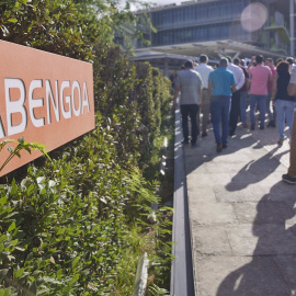 Concentración de trabajadores de Abengoa a las puertas de la sede en Palmas Altas (Sevilla) para reclamar el rescate de la empresa. E.P./Joaquin Corchero