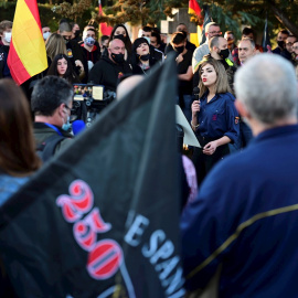 La responsable de la Sección Femenina del partido Falange Española, Isa Peral (d), participa en una marcha neonazi en homenaje a los caídos de la División Azul, este sábado en Ciudad Lineal, Madrid.