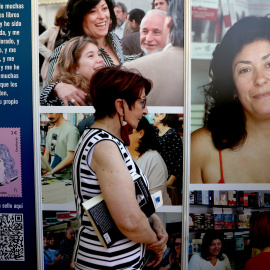 Una mujer asiste a un homenaje a la escritora Almudena Grandes, en la Caseta Madroño de la Feria del Libro, a 11 de junio de 2022, en Madrid (España).