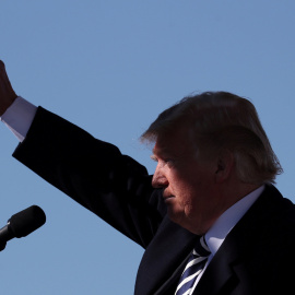 El presidente de EEUU, Donald Trump, levanta el brazo para saludar en un acto en el aeropuerto de Nevada. REUTERS/Jonathan Ernst