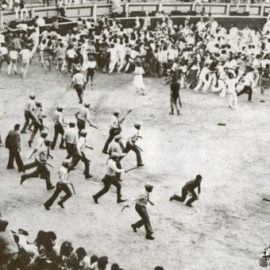 Cargas de la Policía en la plaza de toros de Pamplona