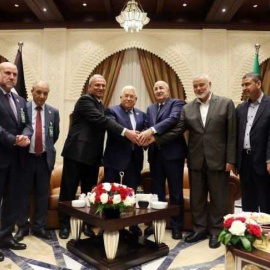 El presidente de Argelia, Abdelmajid Tebboune reúne al presidente palestino, Mahmoud Abbas y al jefe del buró político de Hamás, Ismail Haniyeh, en Argel a 5 de julio de 2022.