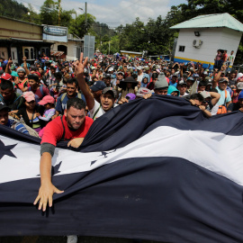 Centenares de migrantes cruzan la frontera de Guatemala en una caravana que salió desde Honduras hacia EEUU debido a la violencia y pobreza que azota el país centroamericano. REUTERS/Jorge Cabrera