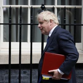 06/07/22. Boris Johnson abandona su residencia en Downing Street en su camino al Parlamento británico, en Londres, a 6 de julio de 2022.