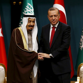 El rey de Arabia Saudí, Salman bin Abdelaziz, y el presidente turco, Tayyip Erdogan, el 12 de abril de 2016 en Ankara. REUTERS