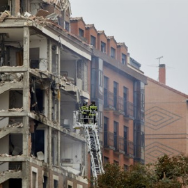 Bomberos trabajan en un inmueble afectado momentos posteriores a una fuerte explosión registrada en la calle Toledo que ha hundido varias plantas del edificio, en Madrid, (España), a 20 de enero de 2021. La explosión se ha producido minutos antes de la