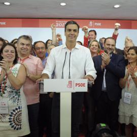 El presidente del Gobierno y secretario general del PSOE, Pedro Sánchez, el 21 de mayo de 2017 en Ferraz tras ganar las primarias del partido. Le acompañan, entre otros, José Luis Ábalos, Adriana Lastra o Santos Cerdán.