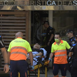 18/07/2022 - Un hombre es traslado tras sufrir un golpe de calor en la plaza del Ayuntamiento de Oviedo, este domingo 17 de junio.