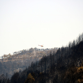 L'helicòpter remulla la zona cremada al Pont de Vilomara i Rocafort, al Bages.