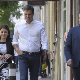 El presidente del Gobierno y secretario general del PSOE, Pedro Sánchez, junto a Adriana Lastra y José Luis Ábalos, en mayo de 2017 tras ganar las primarias.