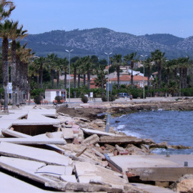 Imatge d'arxiu de les destrosses del temporal Glòria al passeig marítim de l’Arenal, a l’Ampolla.