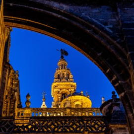 Vista de Giralda desde las cubiertas de la Catedral de Sevilla que se prepara para visitas nocturnas guiadas. Sevilla a 30 de junio del 2020. Foto de archivo.