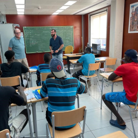 (19/7/22) Ángel Gabilondo charla con varios jóvenes que se encentran en el Centro de Estancia Temporal de Inmigrantes (CETI) durante su visita a Melilla el 19 de julio de 2022.