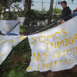 Migrantes que duermen por fuera del campamento de Las Raíces.