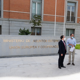 Imagen del ministro de Exteriores, José Manuel Albares, frente a la nueva sede ministerial en Madrid.