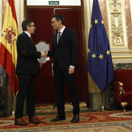 Imagen de archivo de 2016 del presidente del Gobierno, Pedro Sánchez, y el diputado socialista y exlehendakari Patxi López.