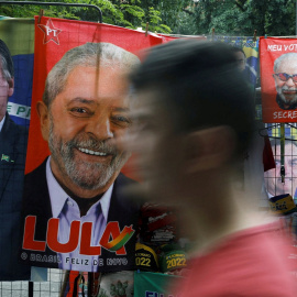 20/07/2022-Un hombre pasa junto a toallas expuestas y materiales de campaña presidencial que representan al ex presidente de Brasil Luiz Inacio Lula da Silva y al presidente de Brasil Jair Bolsonaro, en Río de Janeiro, Brasil, 20 de julio de 2022.