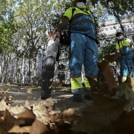 22/07/2022- Dos empleados de los sevicios de limpieza este jueves en el centro de Madrid, durante la jornada en la que los sindicatos CCOO y UGT han convocado una manifestación contra los accidentes laborales tras el fallecimiento de dos operarios de la 