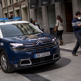 Un coche de la Policía Nacional patrulla por las inmediaciones de la Puerta del Sol, en Madrid (España), a 26 de marzo de 2021.