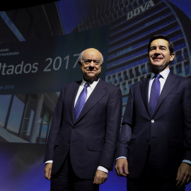 El presidente de BBVA, Francisco Gonzalez, con el consejero delegado y su sucesor desde el 1 de enero de 2019, Carlos Torres, en la presentación de resultados del banco de 2017. REUTERS/Sergio Perez