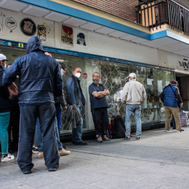 Varias personas hacen cola para recibir alimentos. - Cedida