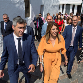 La presidenta de la Junta de Andalucía, Susana Díaz, acompañada del alcalde de Benalmádena, Víctor Navas, recorriendo las calles de esta localidad malagueña durante una visita institucional al Ayuntamiento. EFE/Daniel Pérez