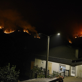 Frente de fuego procedente del parque natural del Invernadeiro, visto desde el pueblo de San Mamede (Ourense), a 22 de julio de 2022