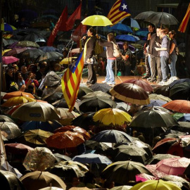 La concentració de la plaça 1 d'Octubre de Girona contra la sentència del Suprem. EFE / DAVID BORRAT