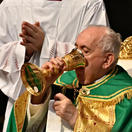 El Papa Francisco celebra una Santa Misa para la comunidad congoleña, en la Basílica de San Pedro en el Vaticano el 3 de julio de 2022.