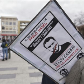 Una pancarta contra el encarcelamiento de Pablo Hasel durante una manifestación en Guadalajara (España),