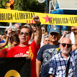 Manifestantes alzan el brazo durante las protestas del 1-O, en Girona. REUTERS/Enrique Calvo